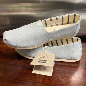 TOMS Classic Pastel blue shoe size 7 NWT!